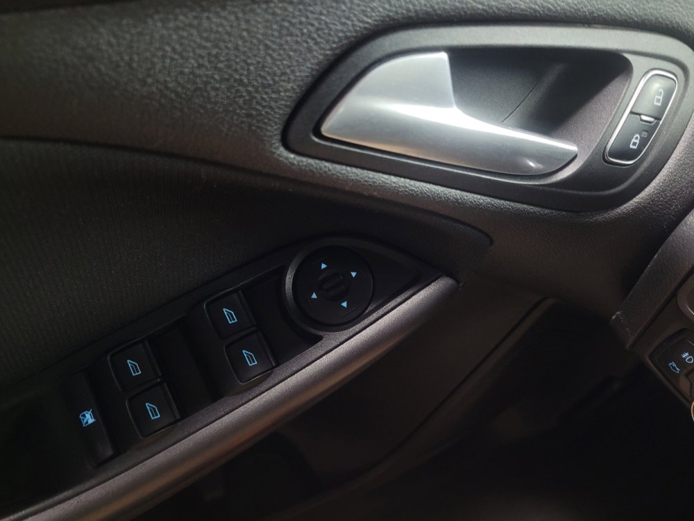 Used 2017 Ford Focus SEL FWD image 27