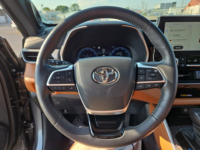 Used 2023 Toyota Highlander Platinum FWD image 14