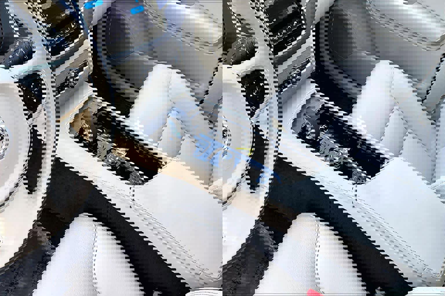 Used 2025 Volvo XC90 T8 Core w/ Climate Package image 16