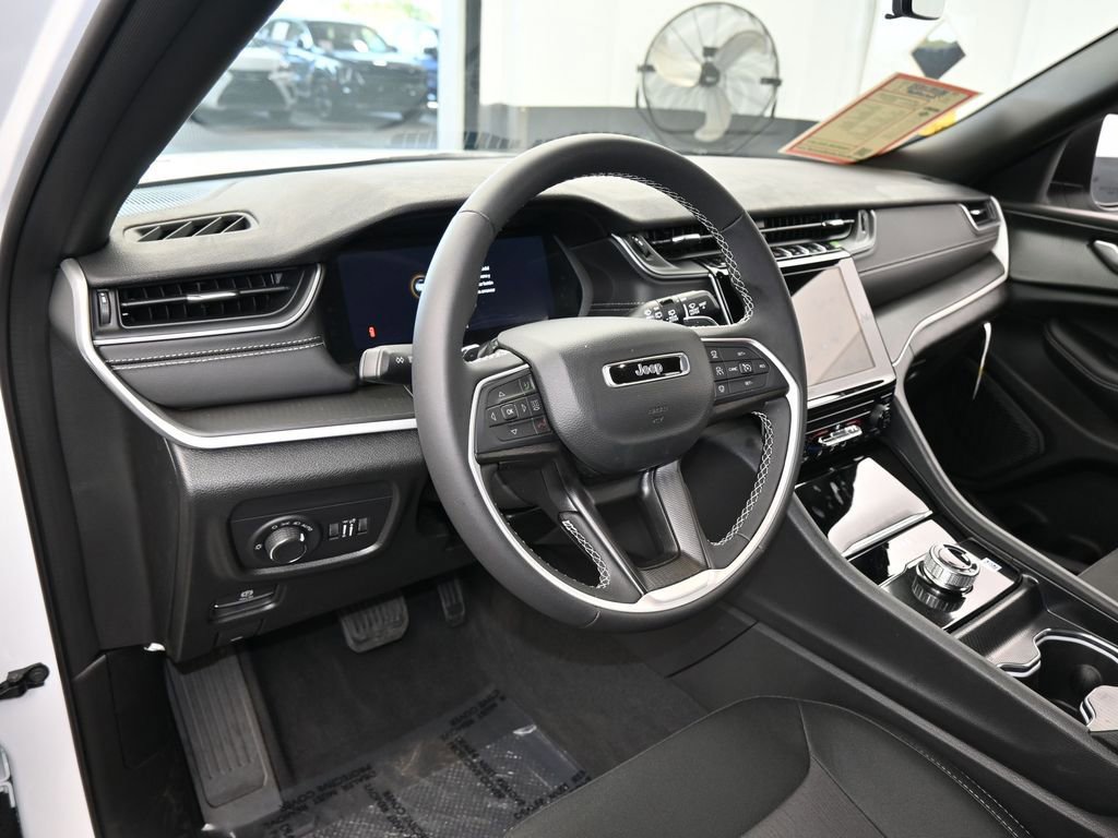 Used 2025 Jeep Grand Cherokee Laredo image 10