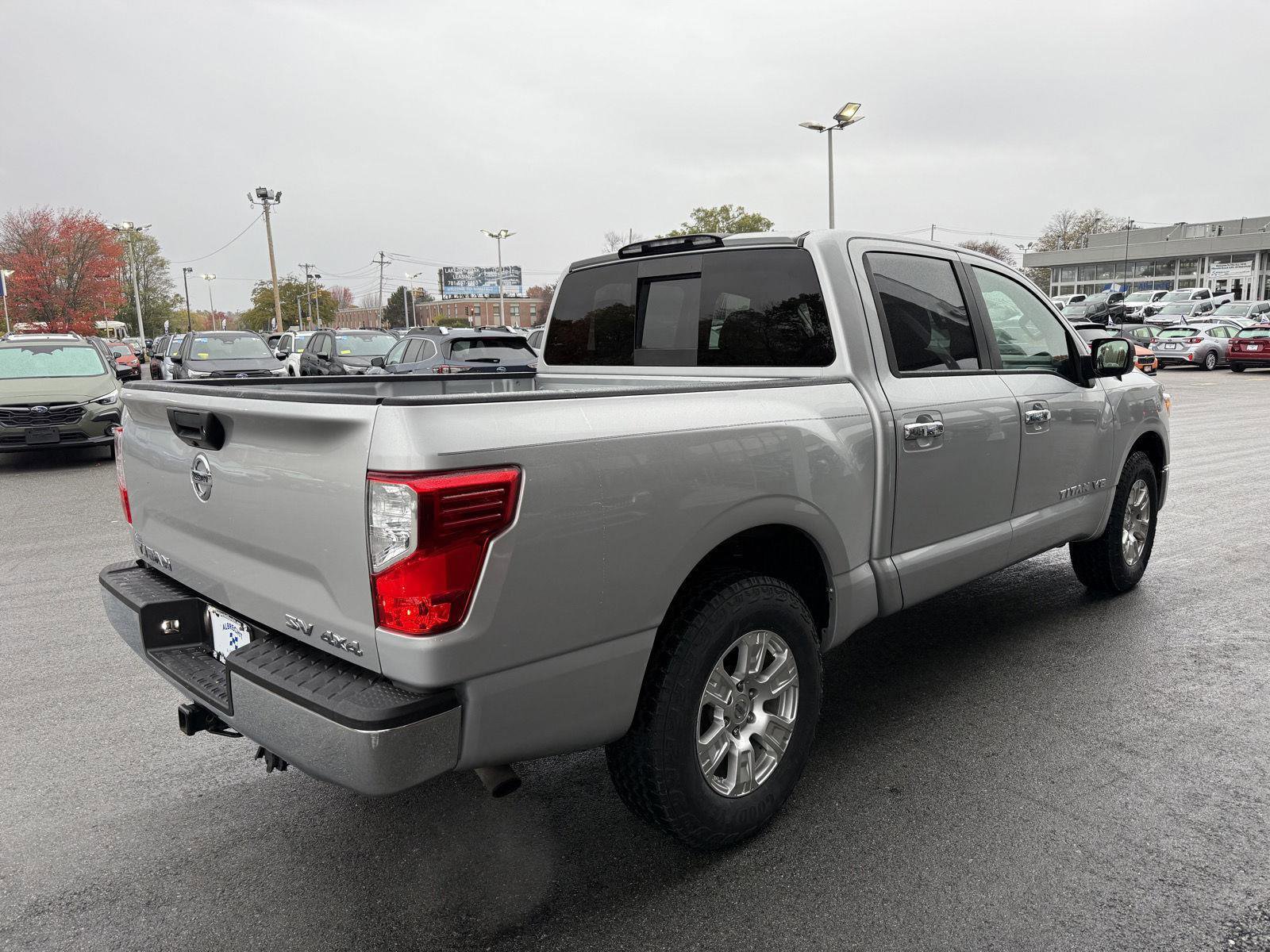 Used 2019 Nissan Titan SV image 7