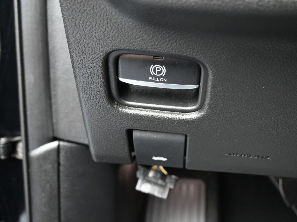 Used 2023 Jeep Grand Cherokee Limited w/ Black Appearance Package image 34