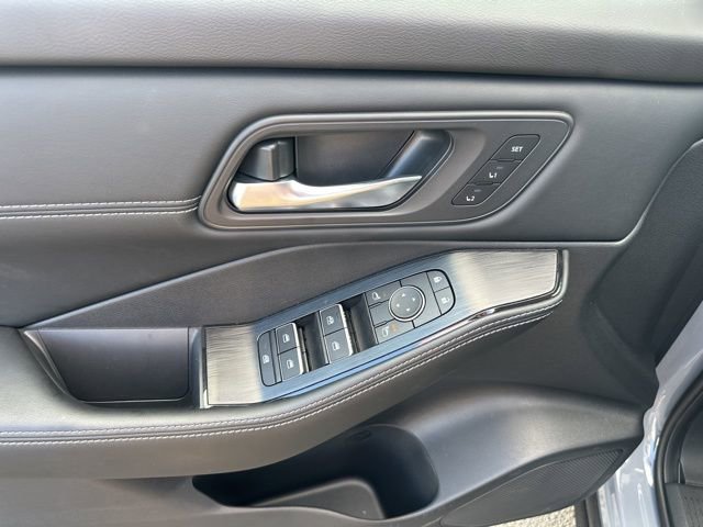 Used 2025 Nissan Rogue SL w/ SL Premium Package image 12