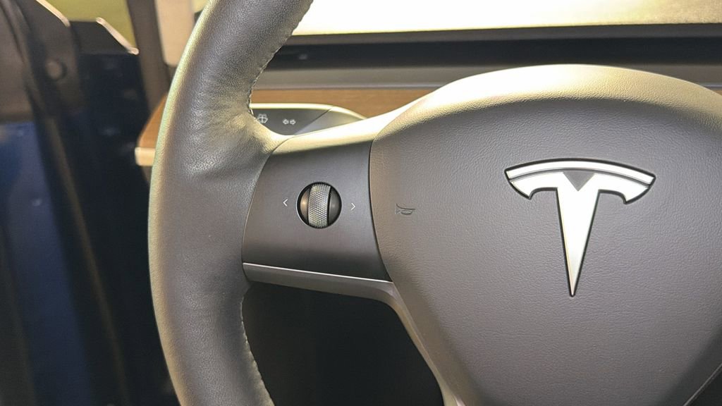 Used 2021 Tesla Model Y Standard Range image 35