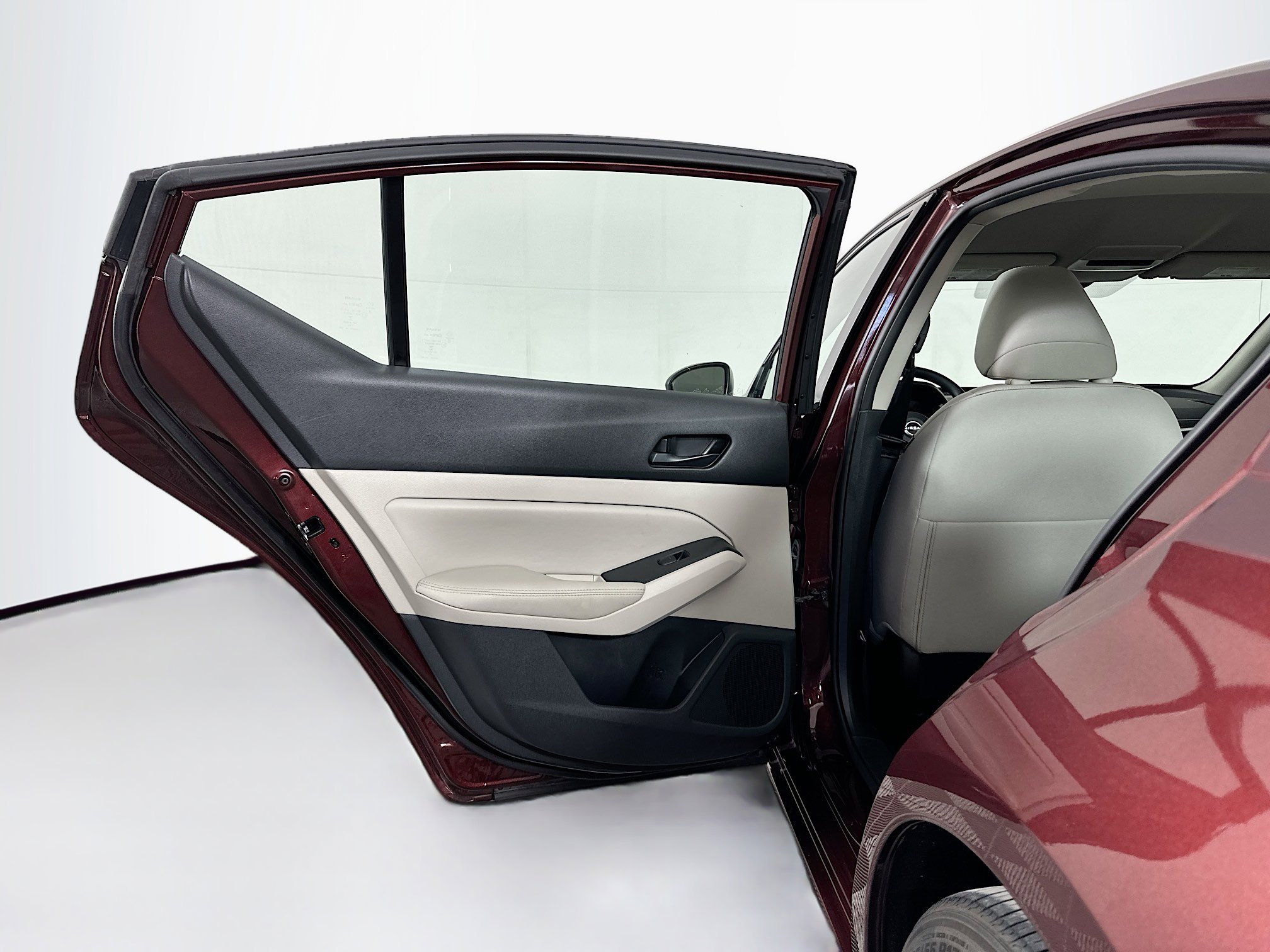 Used 2025 Nissan Altima 2.5 SV image 25