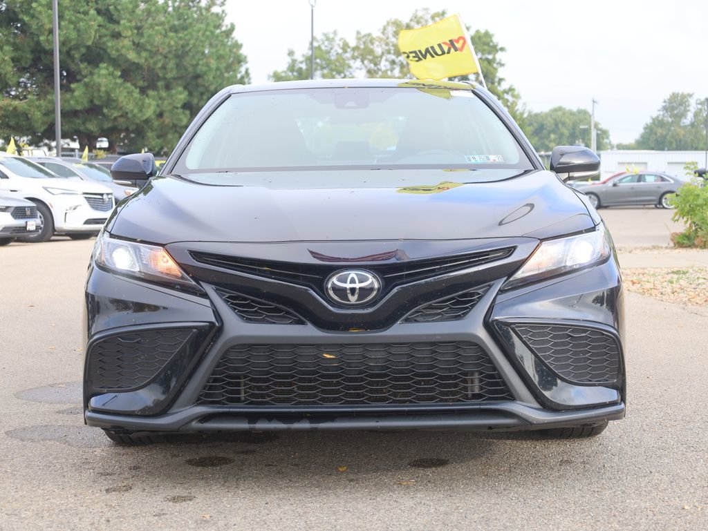 Used 2024 Toyota Camry SE image 3