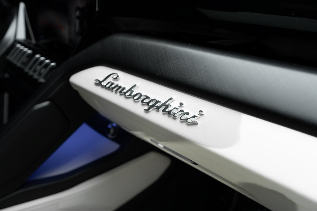 Used 2022 Lamborghini Urus AWD/4WD image 36