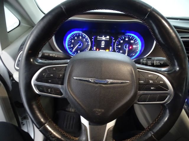 Used 2019 Chrysler Pacifica Touring-L image 6