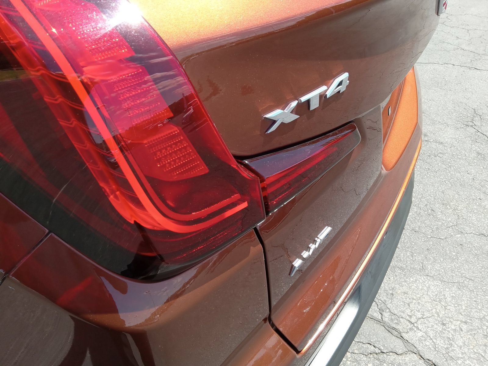 Used 2019 Cadillac XT4 Luxury w/ Cold Weather Package AWD/4WD image 8