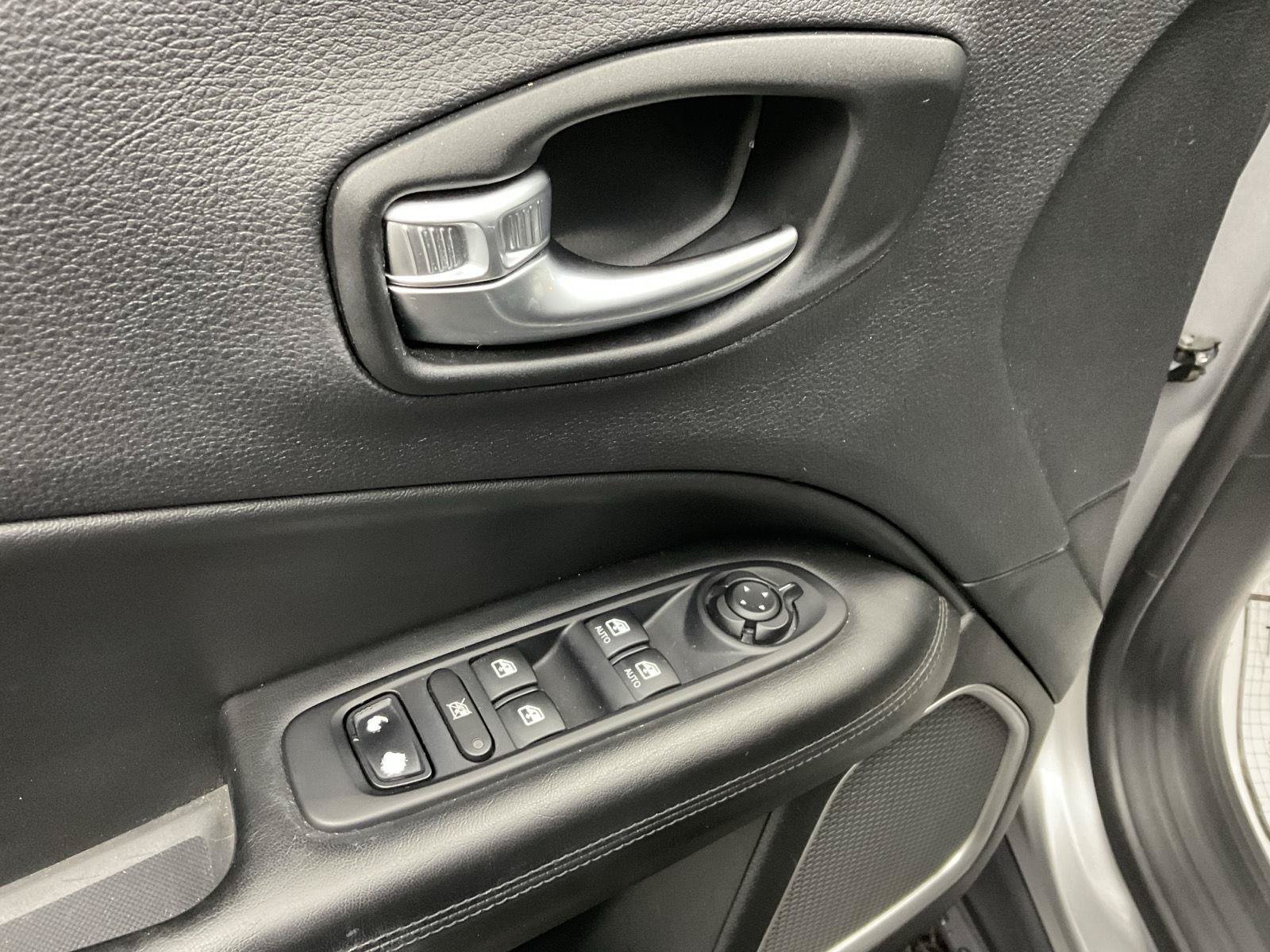 Used 2019 Jeep Compass Latitude FWD image 10