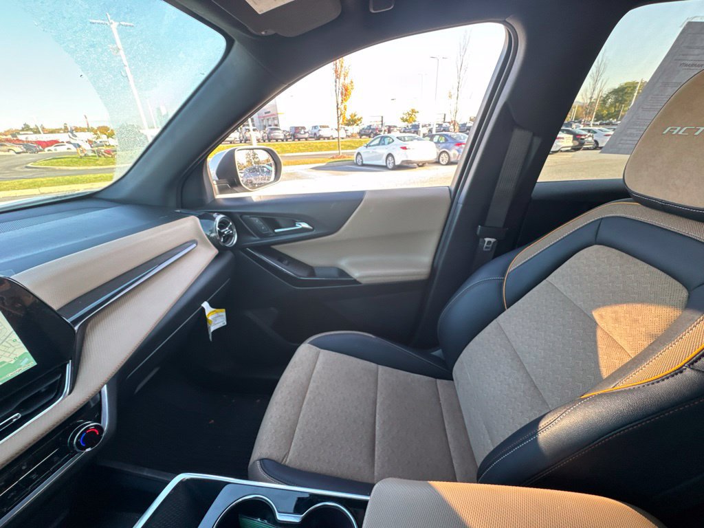 Used 2025 Chevrolet Equinox ACTIV AWD/4WD image 35