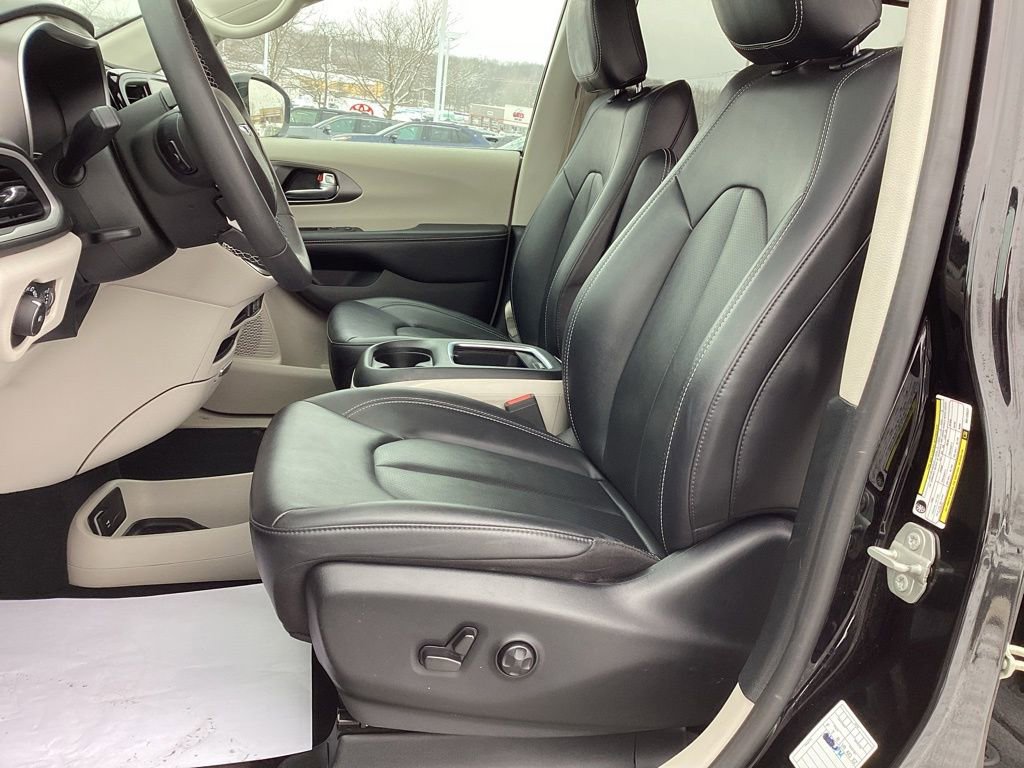 Used 2024 Chrysler Pacifica Touring-L image 15