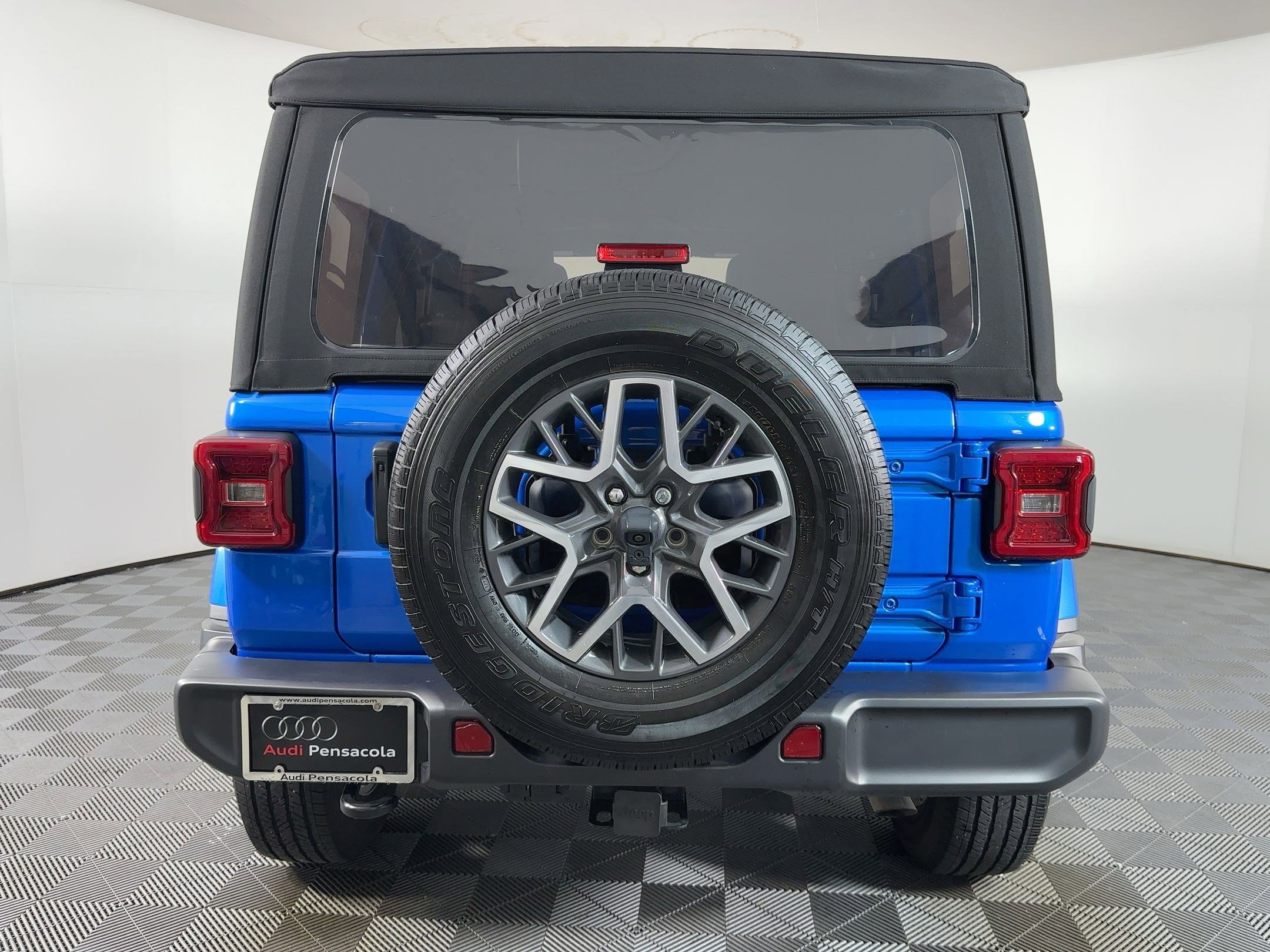 Used 2024 Jeep Wrangler Sahara w/ Technology Group image 9