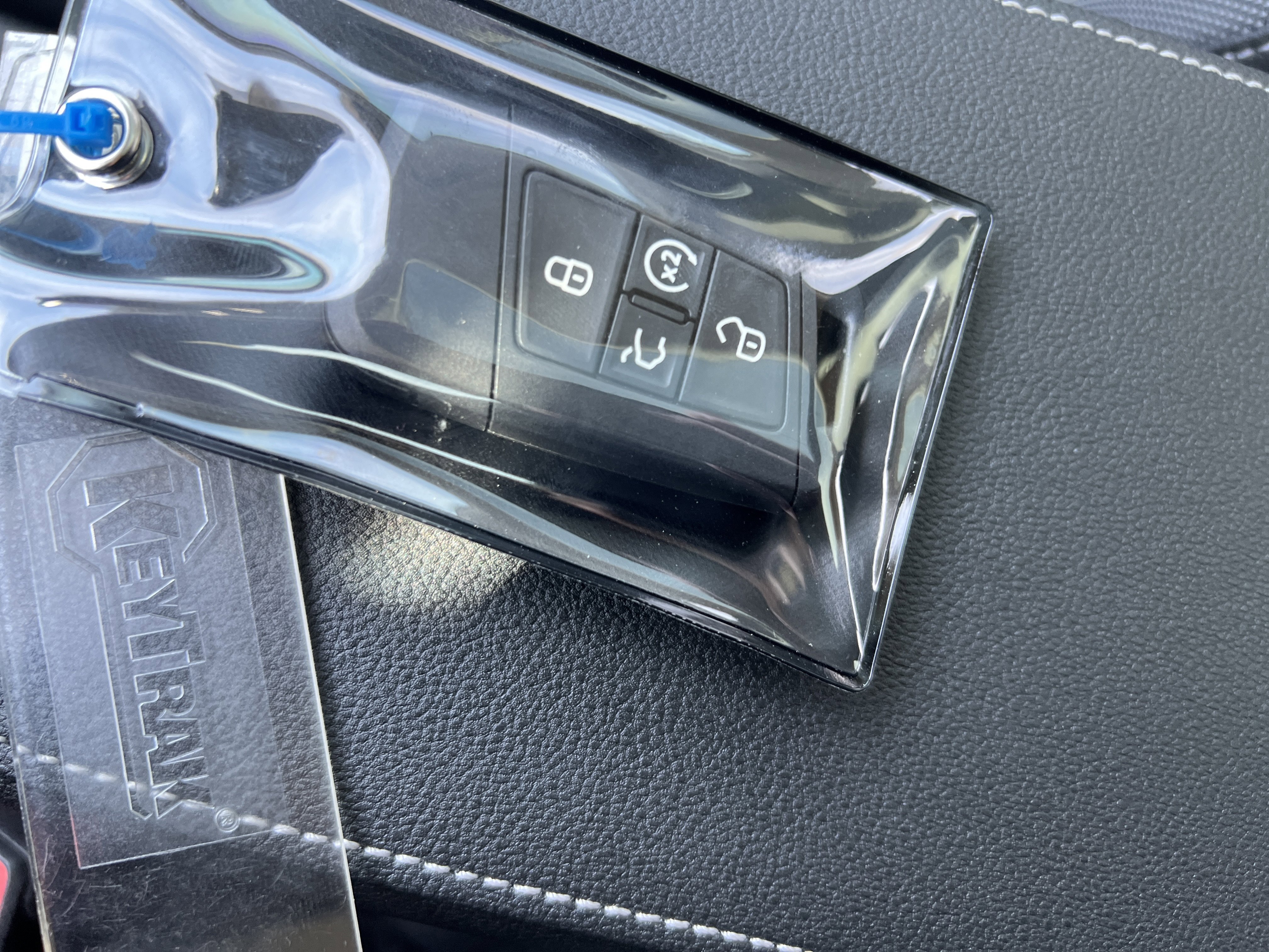 Certified 2025 Volkswagen Taos SE image 33