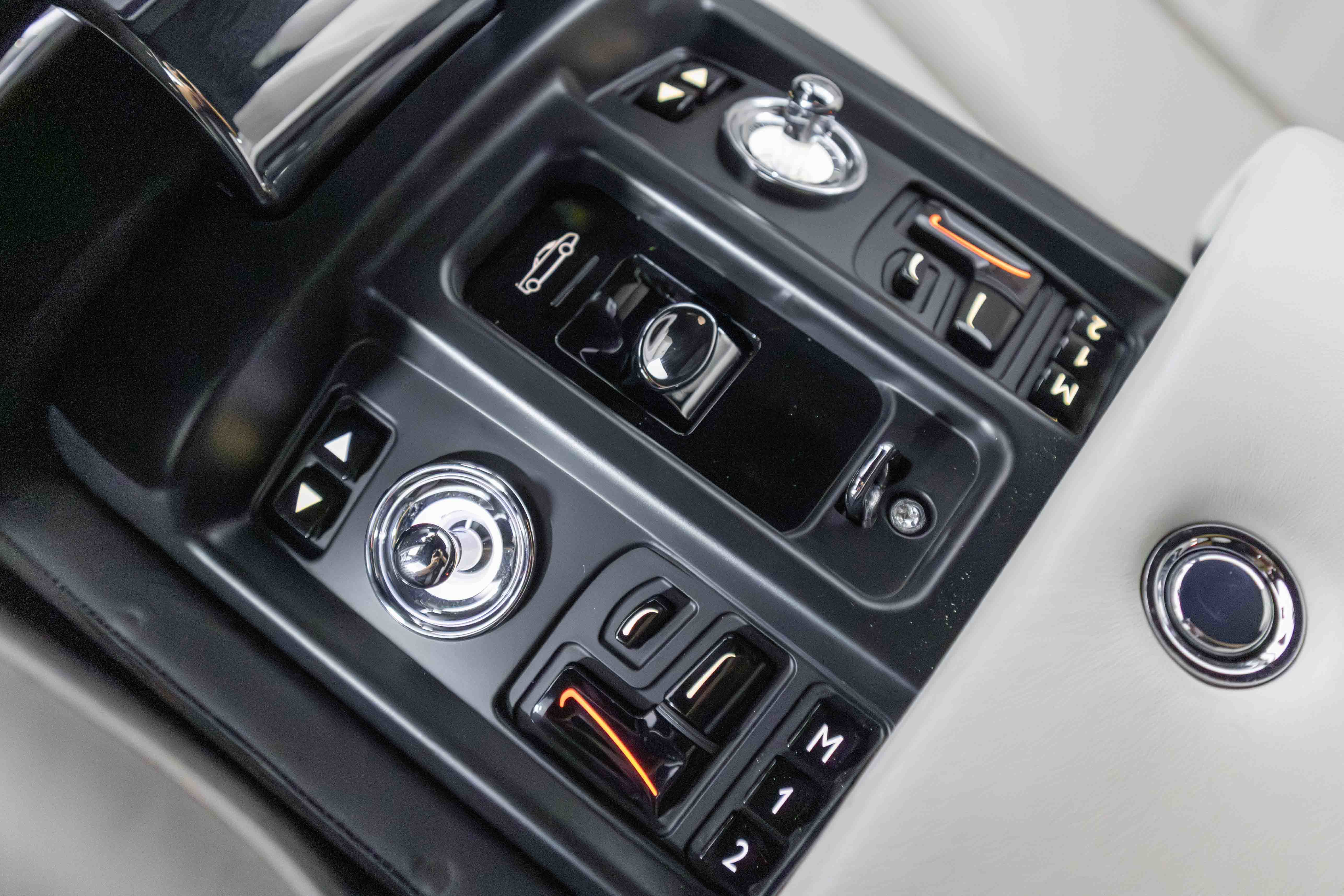 Used 2013 Rolls-Royce Phantom Drophead Coupe image 33