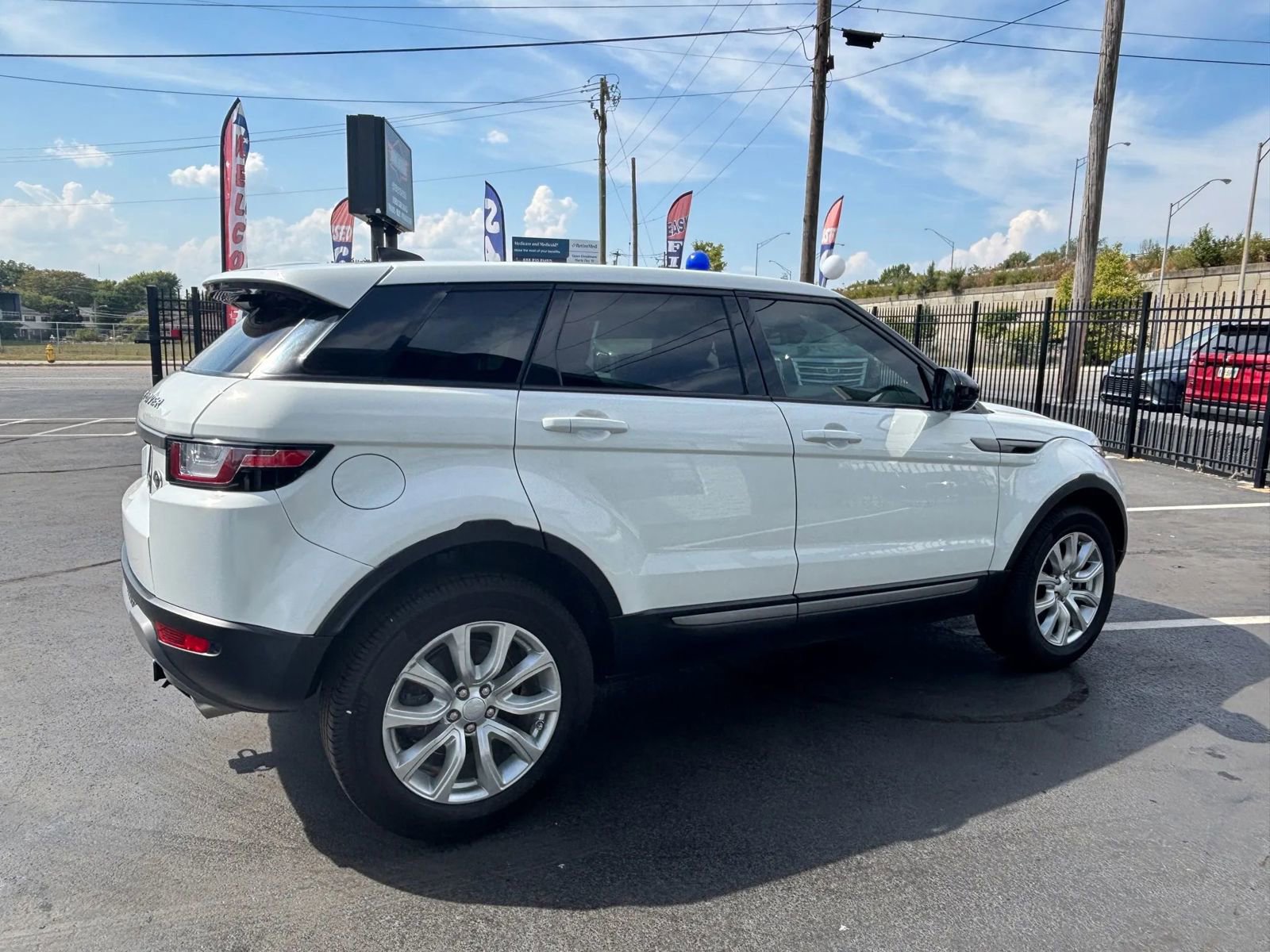 Used 2019 Land Rover Range Rover Evoque SE Premium image 11