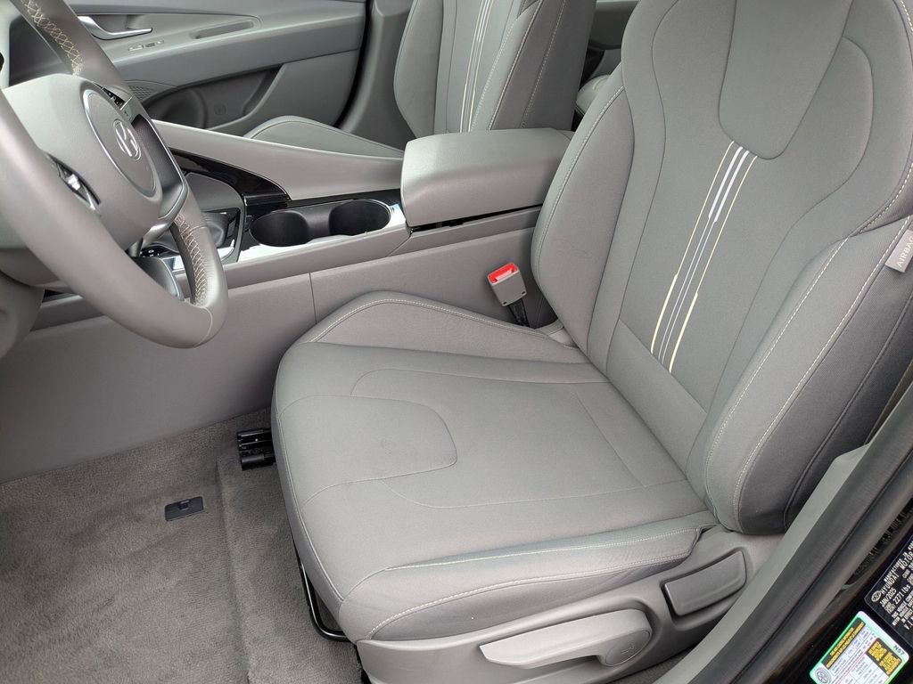 Used 2025 Hyundai Elantra SEL image 15