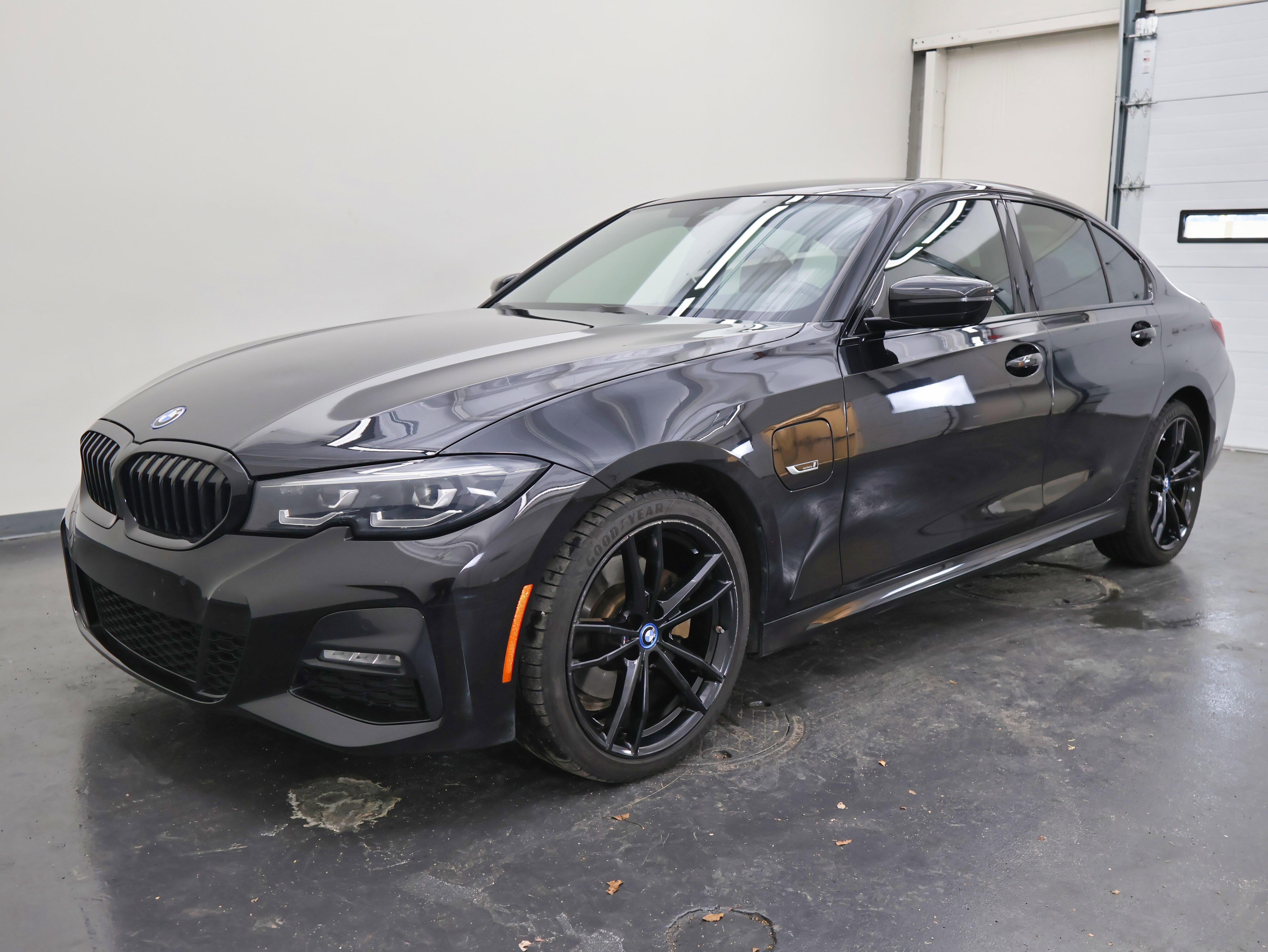 Used 2022 BMW 330e xDrive w/ M Sport Package image 7