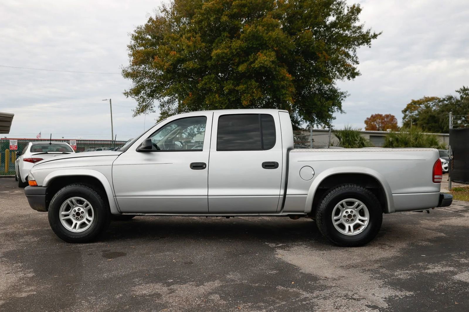 Used 2004 Dodge Dakota Sport w/ Deluxe Convenience Group image 2