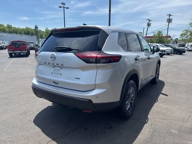Used 2024 Nissan Rogue S AWD/4WD image 2