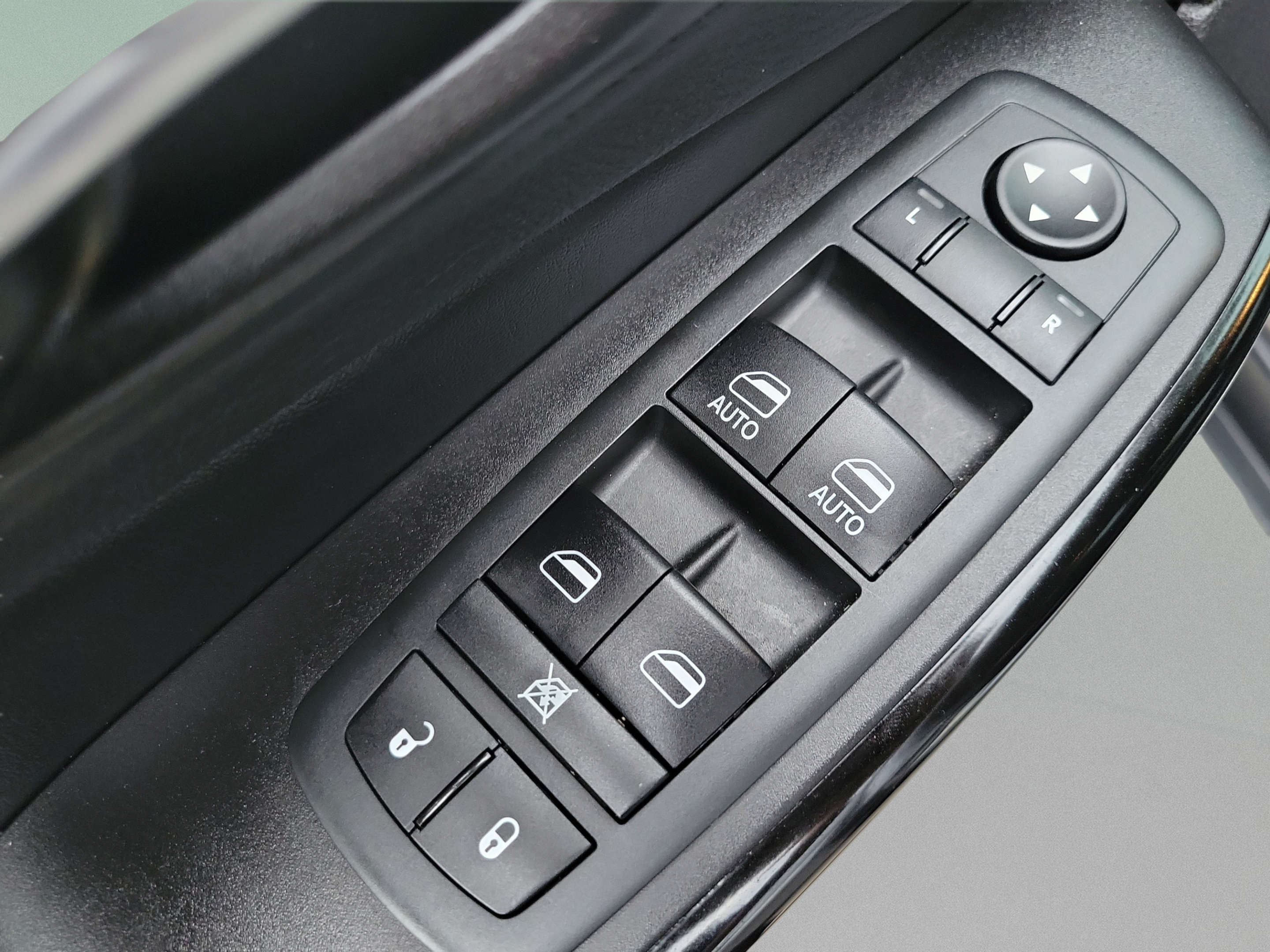 Used 2020 Jeep Cherokee Latitude Plus FWD image 21
