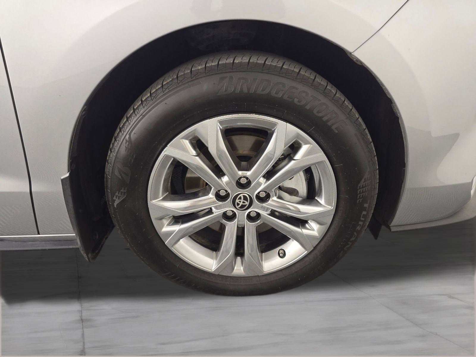 Used 2024 Toyota Sienna Platinum image 11