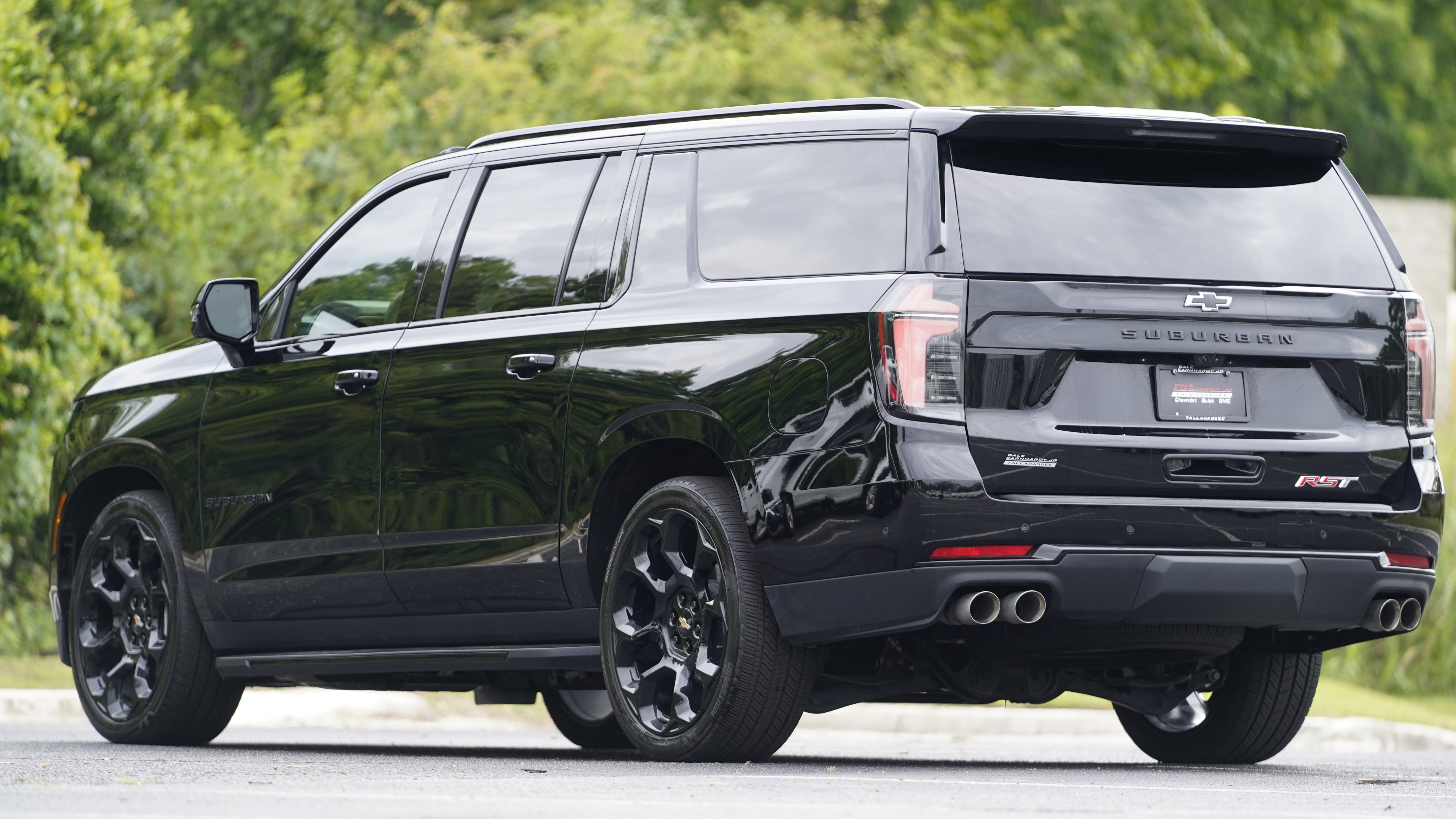 Used 2025 Chevrolet Suburban RST AWD/4WD image 3