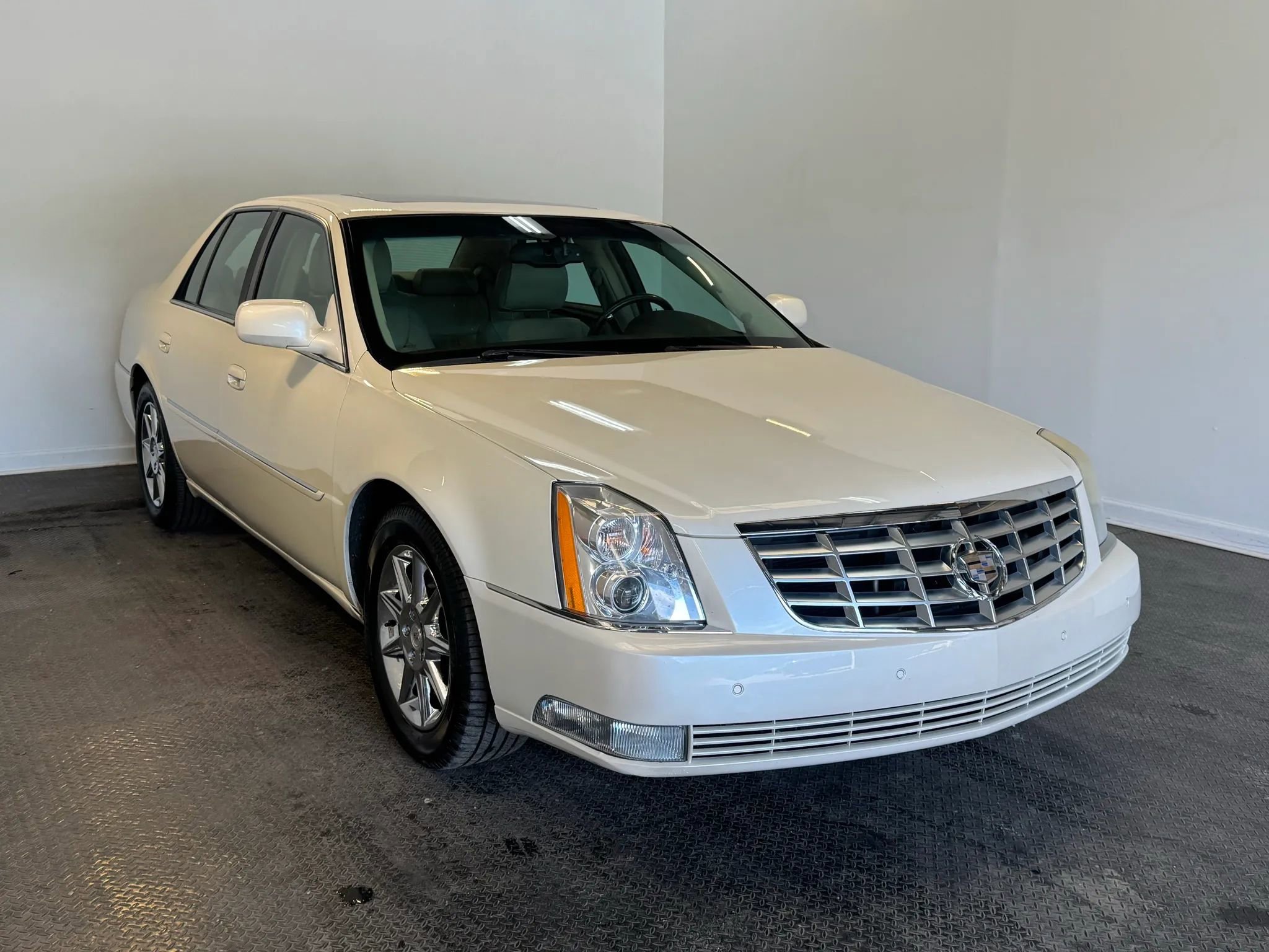 Used 2011 Cadillac DTS Luxury FWD image 3