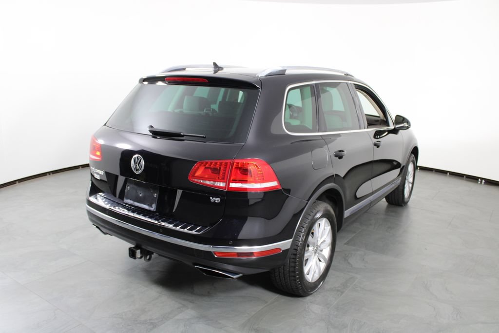Used 2017 Volkswagen Touareg Sport AWD/4WD image 3