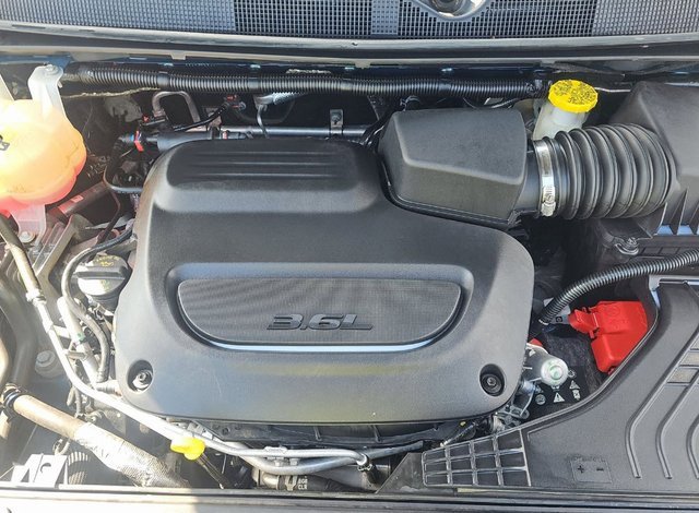 Used 2022 Chrysler Pacifica Limited image 7