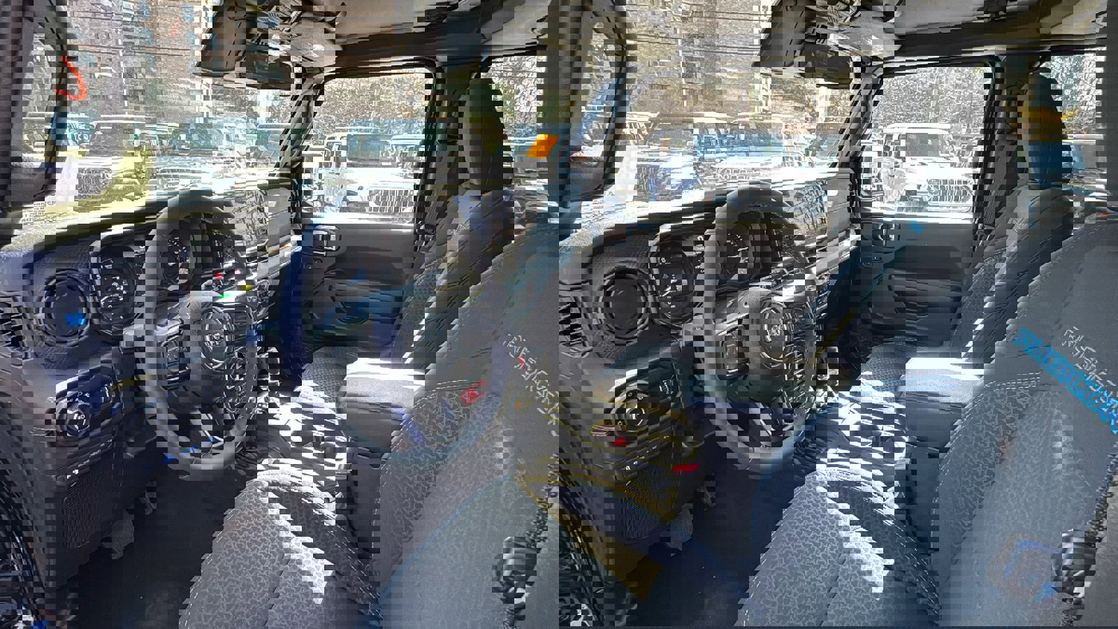 Used 2025 Jeep Wrangler Unlimited Rubicon 4xe w/ Convenience Group image 15