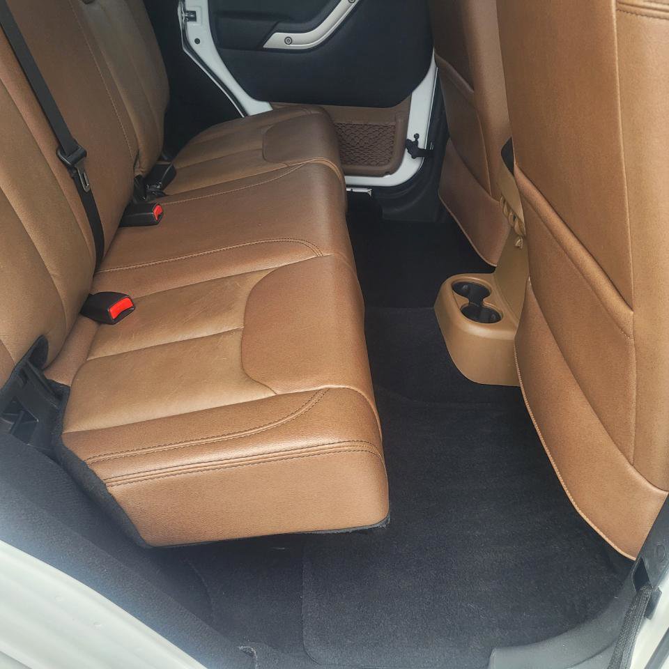 Used 2017 Jeep Wrangler Unlimited Sahara w/ Connectivity Group image 28