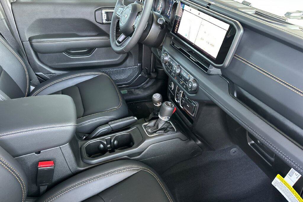 New 2026 Jeep Gladiator Sport AWD/4WD image 15