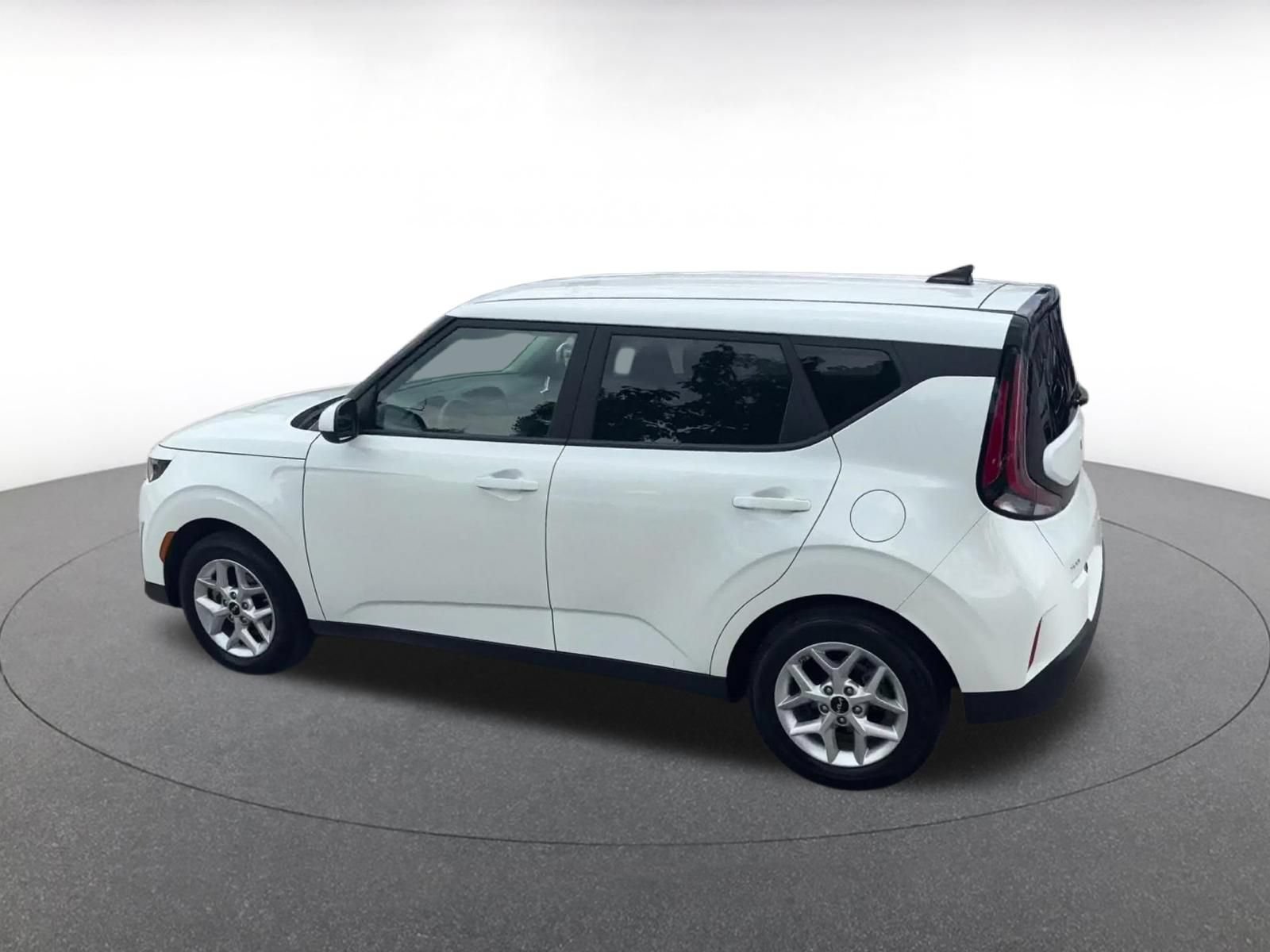 Used 2025 Kia Soul LX w/ LX Technology Package FWD image 10
