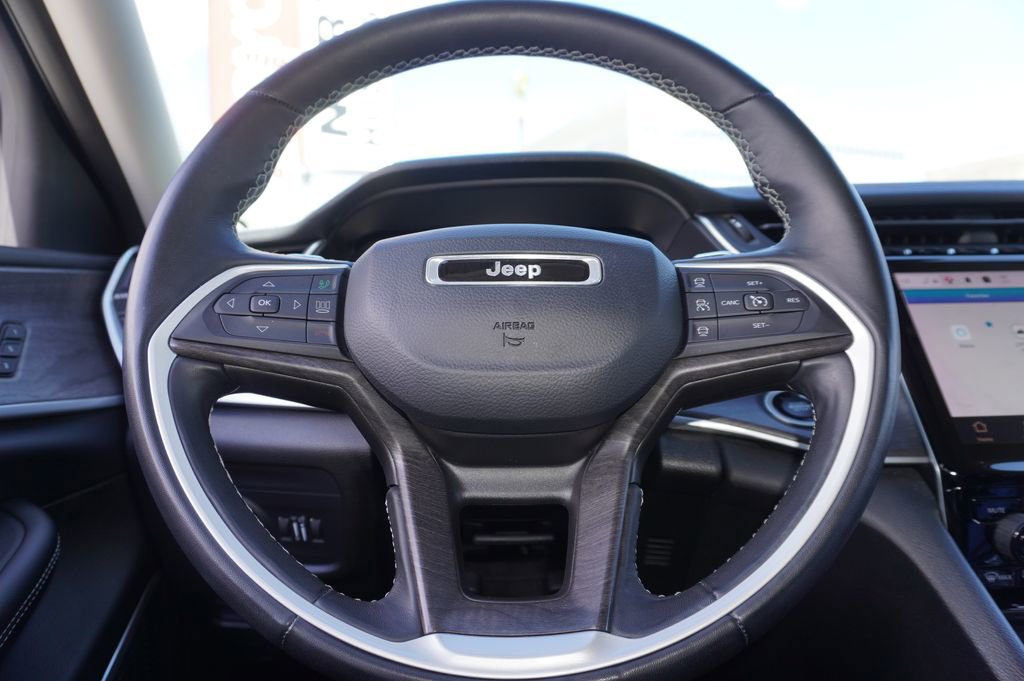 Used 2022 Jeep Grand Cherokee L Limited w/ Black Appearance Package AWD/4WD image 25