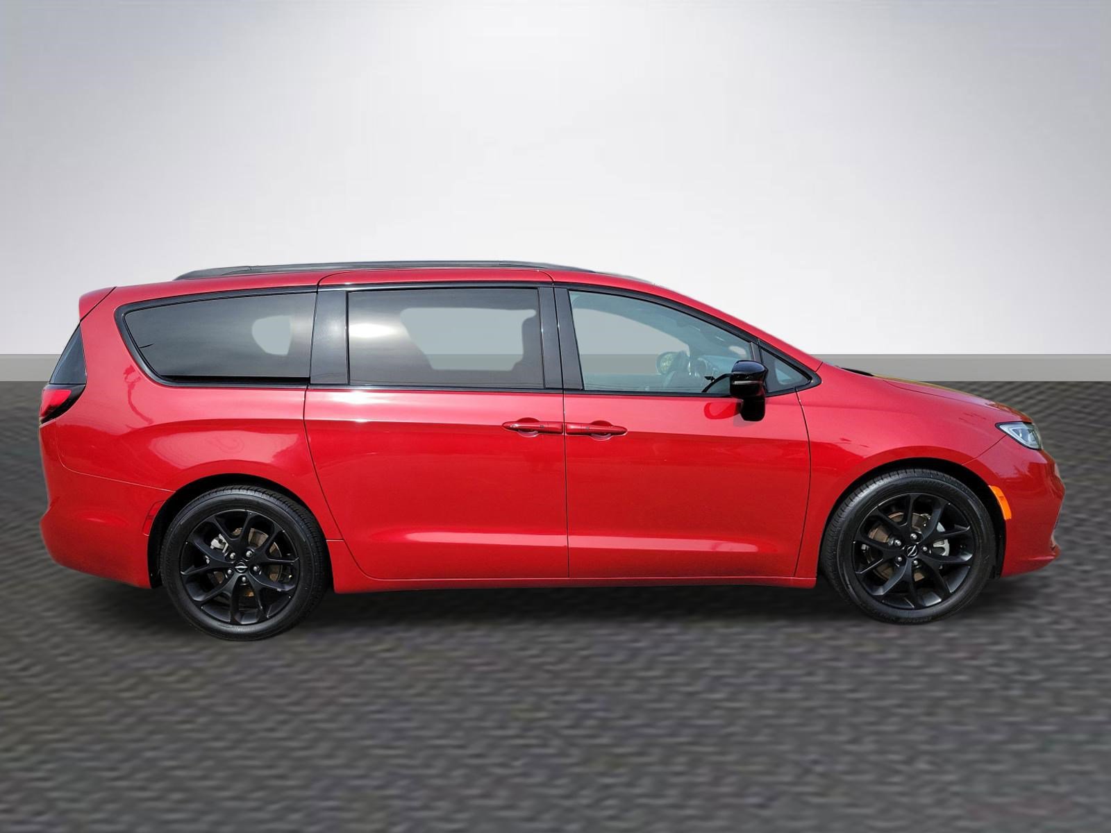 Used 2025 Chrysler Pacifica Limited image 4