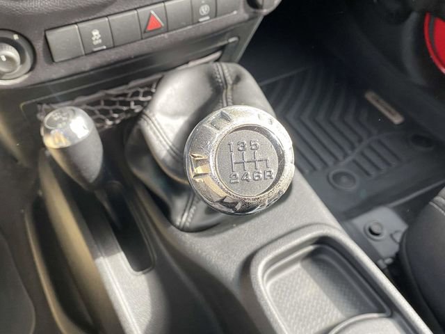 Used 2015 Jeep Wrangler Unlimited Rubicon w/ Connectivity Group image 24