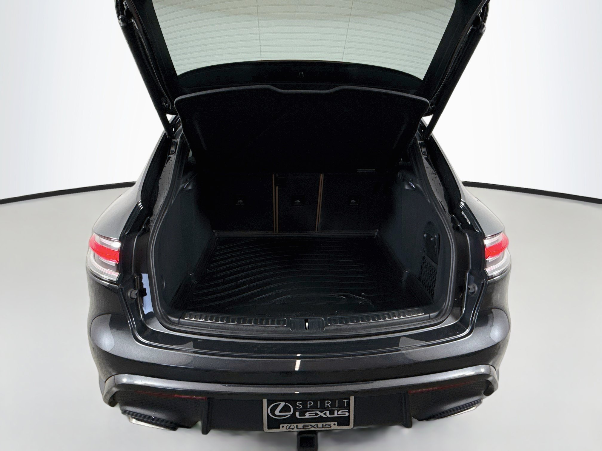Used 2023 Porsche Macan AWD/4WD image 26