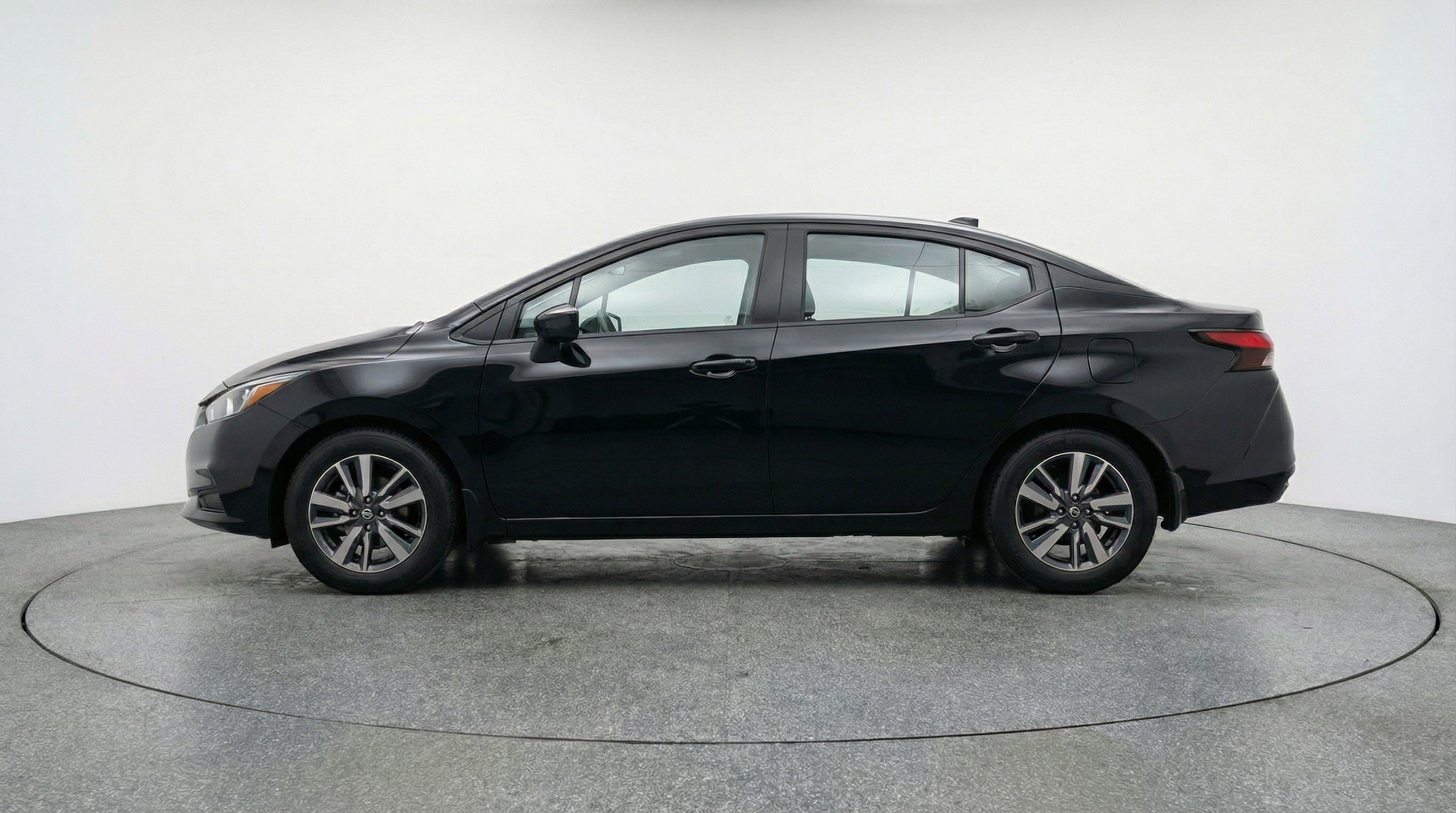 Used 2025 Nissan Versa SV image 5