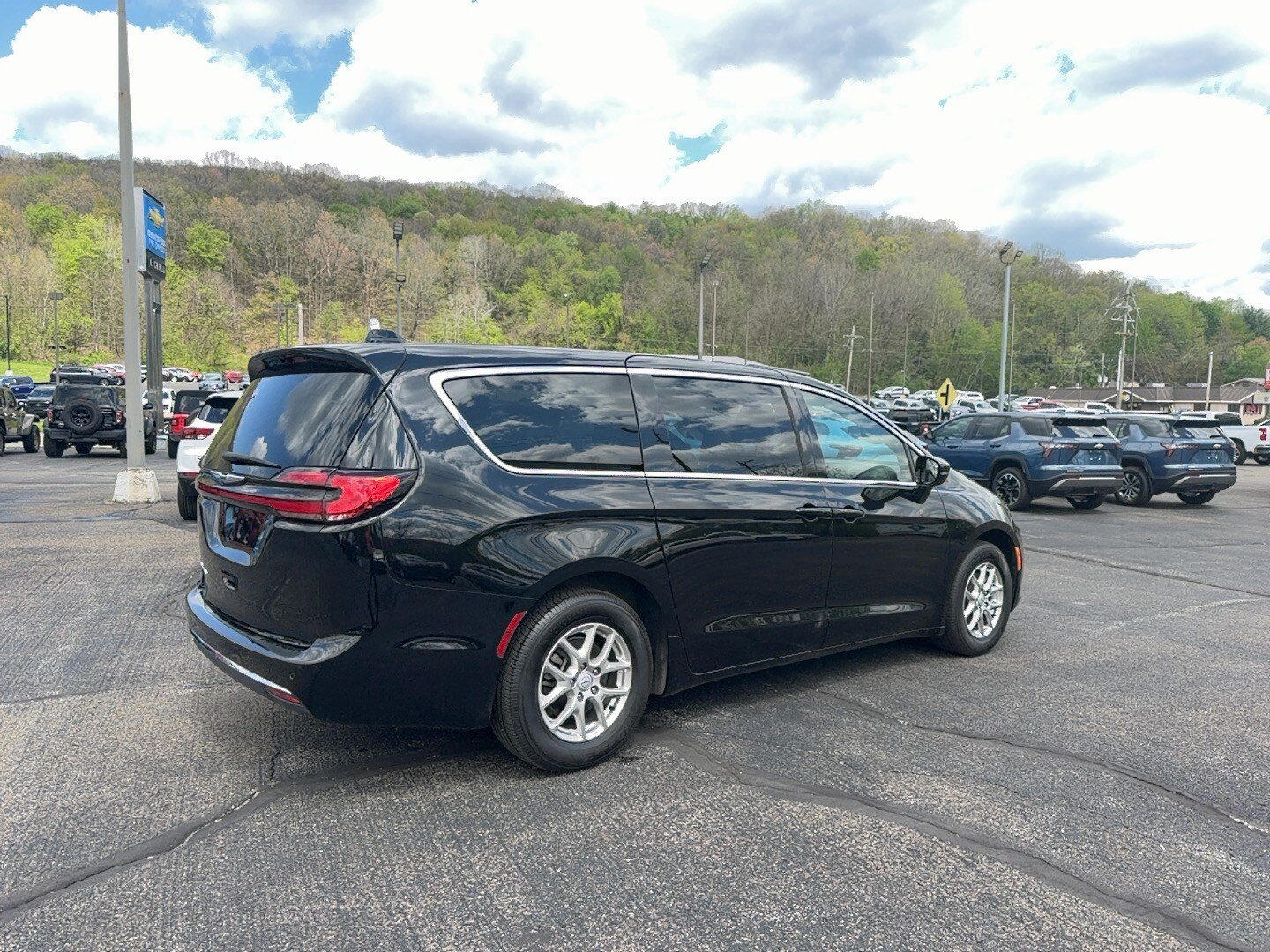 Used 2025 Chrysler Pacifica Select FWD image 5