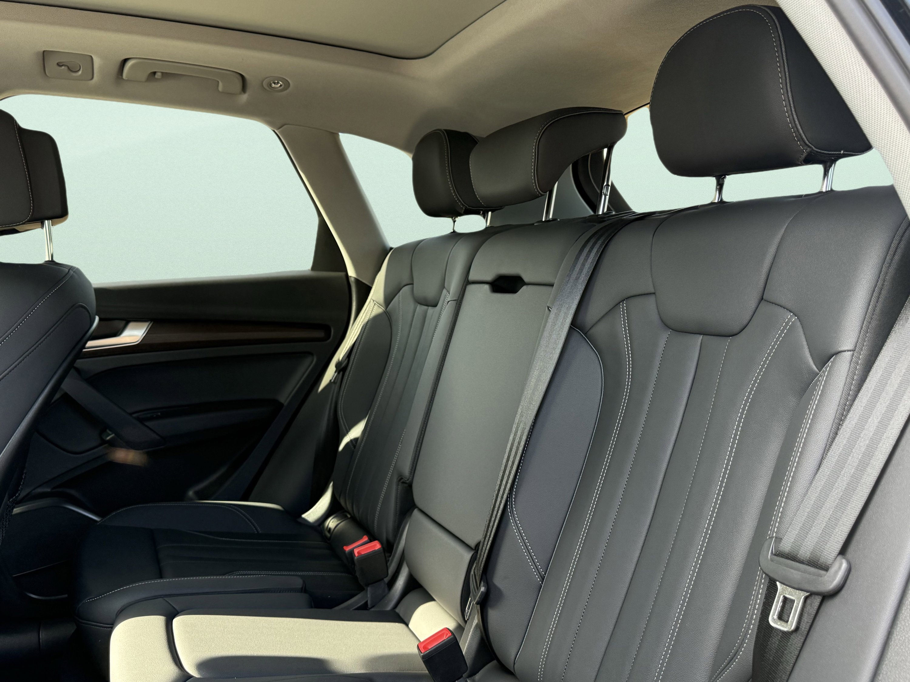 Used 2024 Audi Q5 e Premium w/ Convenience Package image 36