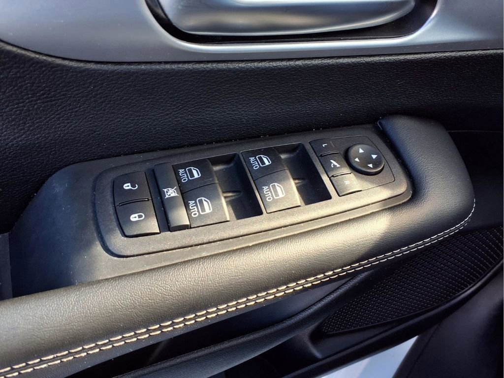 Used 2025 Chrysler Pacifica Limited FWD image 18
