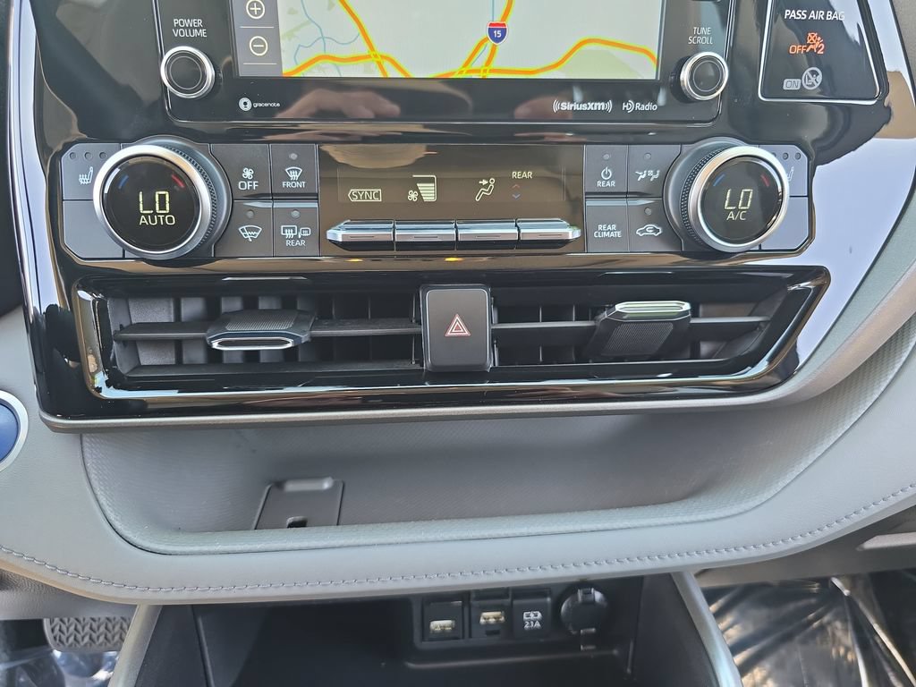 Used 2021 Toyota Highlander XLE FWD image 29