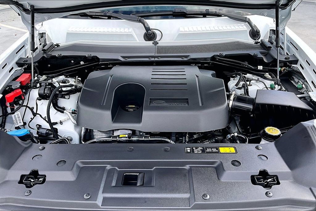 Used 2025 Land Rover Defender 90 X-Dynamic SE image 28