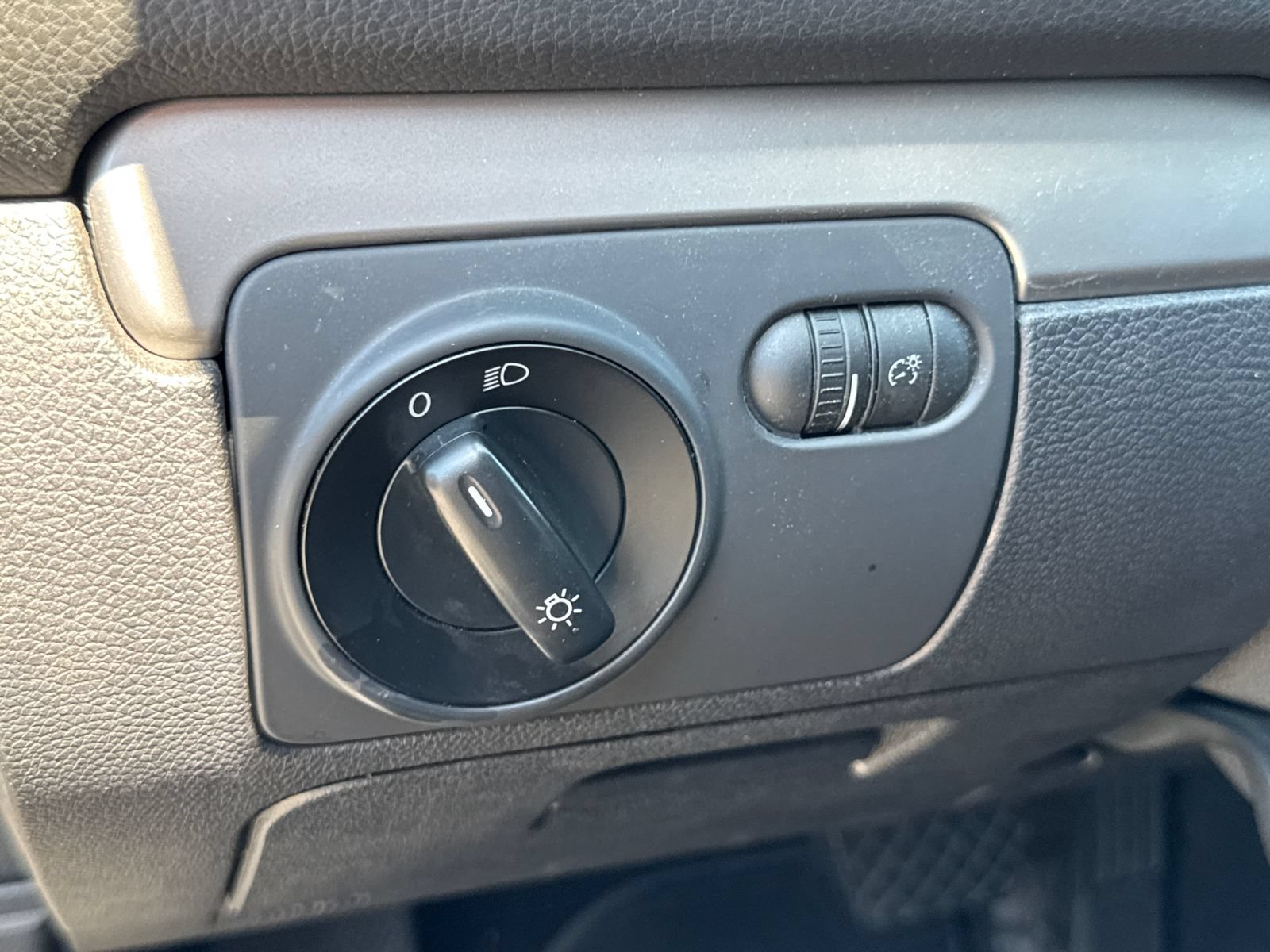 Used 2013 Volkswagen Golf 4-Door FWD image 17