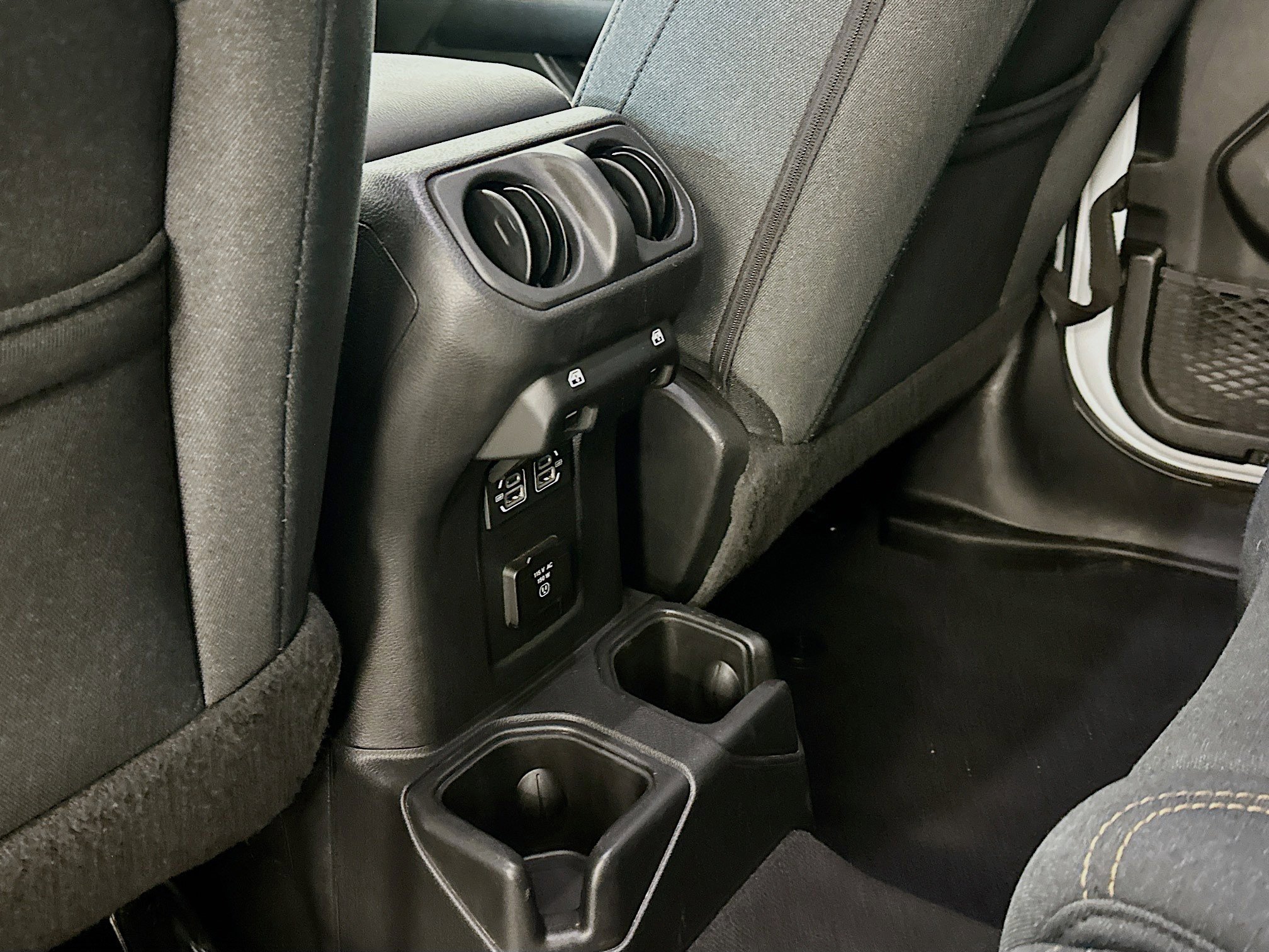 Used 2025 Jeep Wrangler Sahara image 27