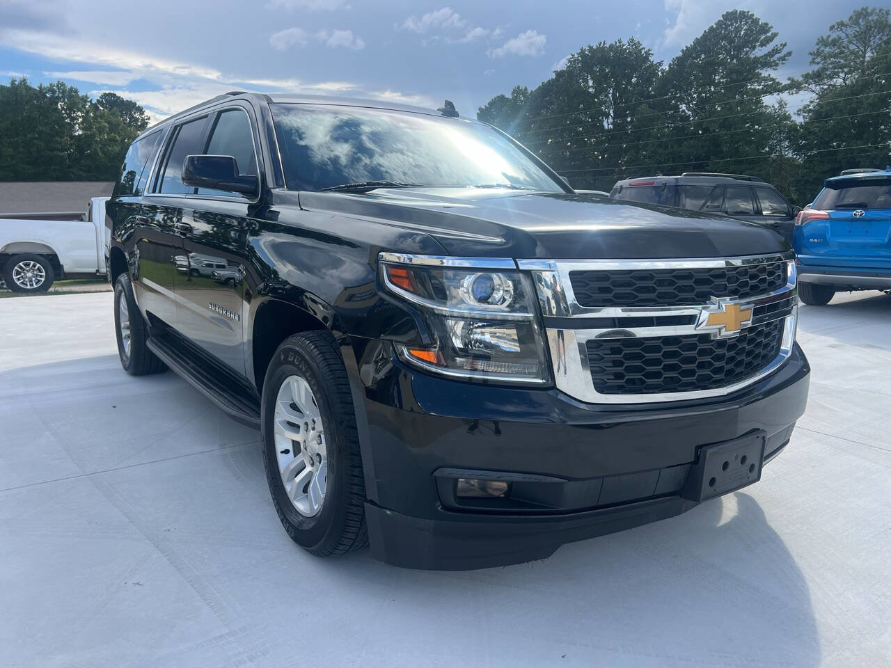 Used 2017 Chevrolet Suburban LT image 3