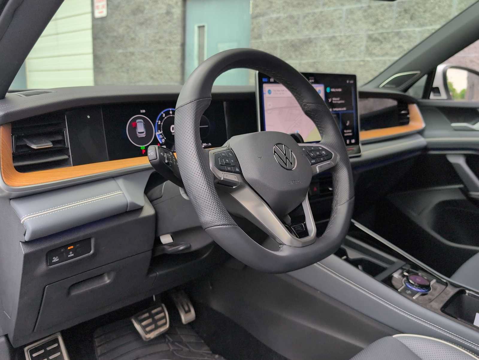 Used 2025 Volkswagen Tiguan SEL R-Line AWD/4WD image 10