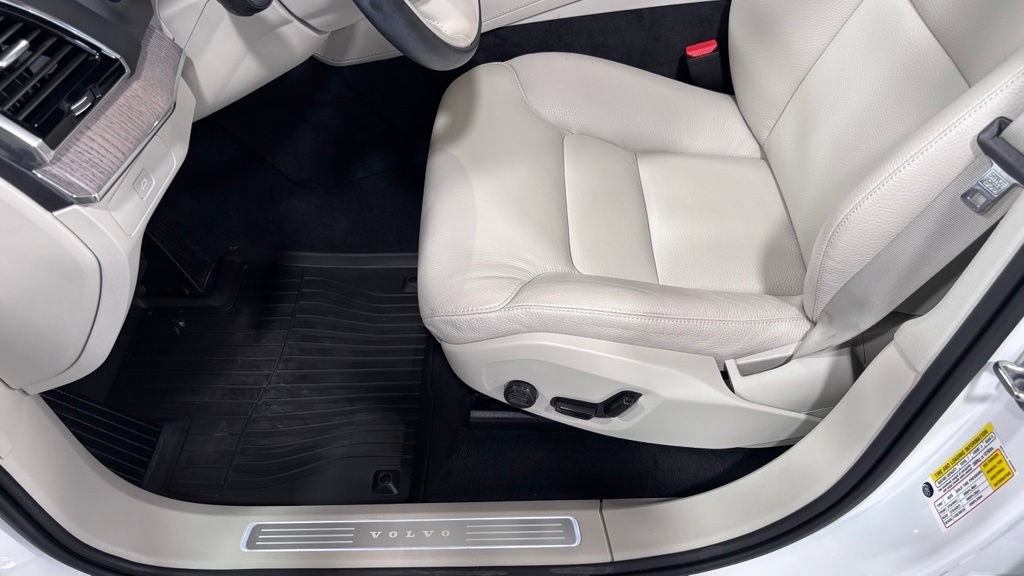 Certified 2024 Volvo XC90 B5 Plus w/ Protection Package Premier AWD/4WD image 11