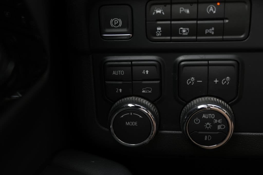 Used 2025 Chevrolet Suburban Premier AWD/4WD image 56